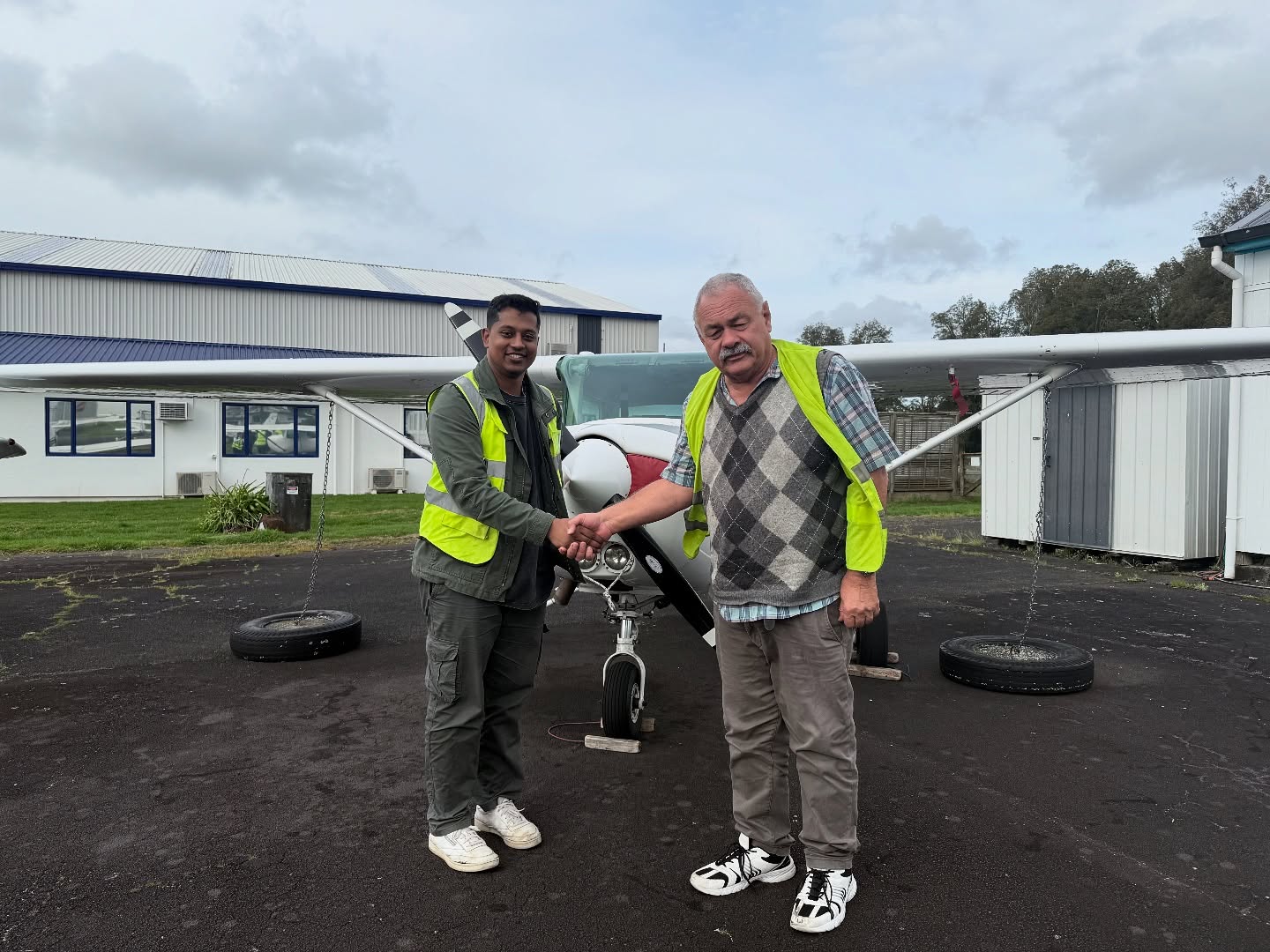 We’re kicking off spring with another milestone. Congratulations to Rohan Titus, our newest PPL! 🌸⭐️
Rohan is our second student this year to complete his PPL training within 3 months. He’s now off to India for his wedding… but we’d like to think it’s also to break the news that he can now officially fly his family and friends around Aotearoa. 😏💍